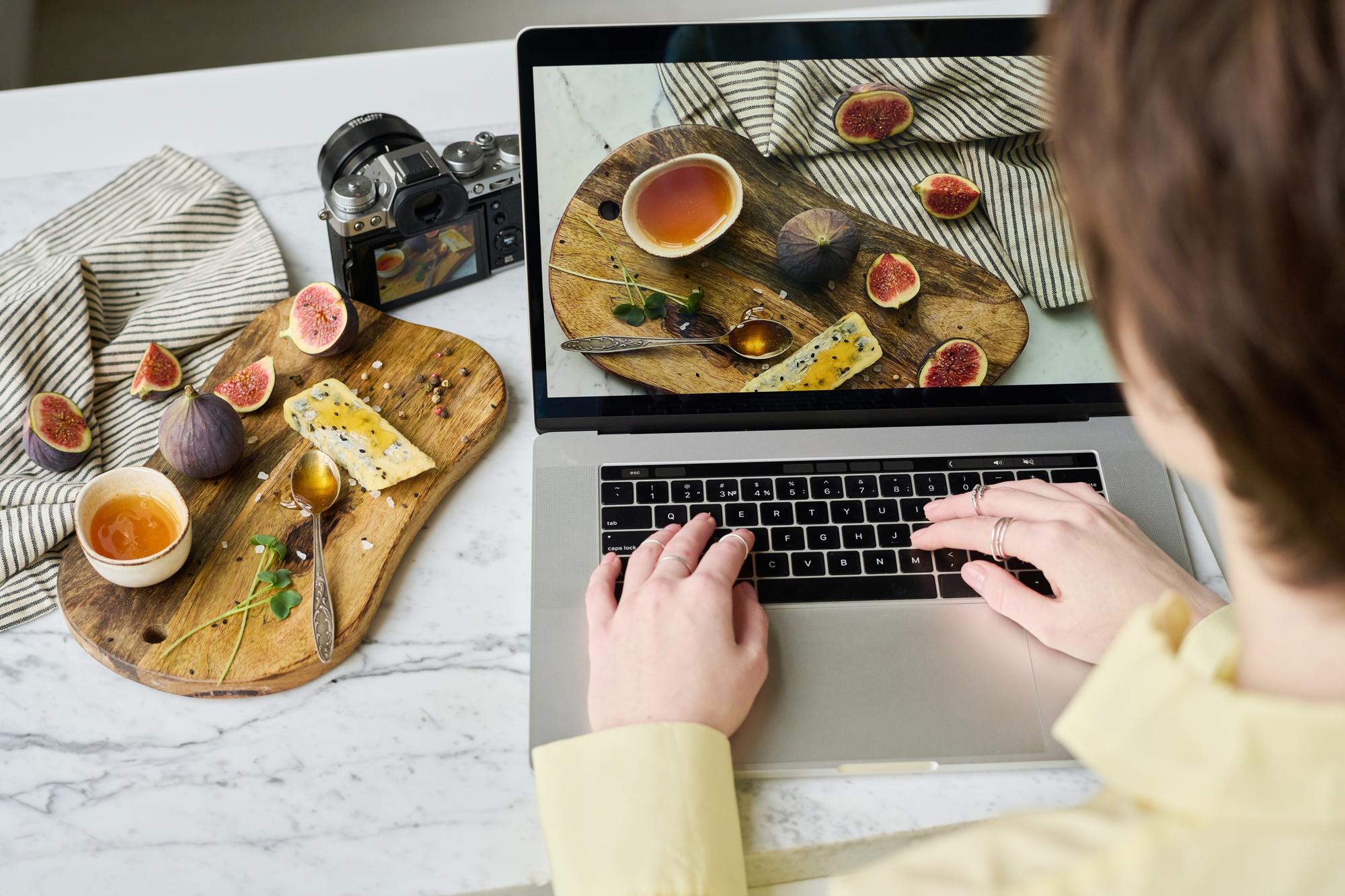 Student cooking on a laptop class